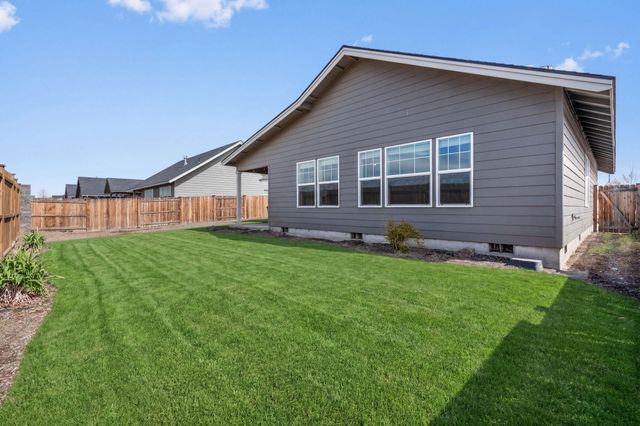 1685 NE 3rd Court, Redmond, OR 97756