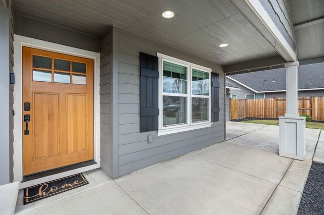 1685 NE 3rd Court, Redmond, OR 97756