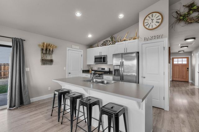 1685 NE 3rd Court, Redmond, OR 97756