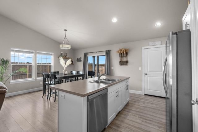 1685 NE 3rd Court, Redmond, OR 97756