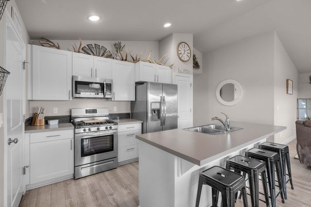 1685 NE 3rd Court, Redmond, OR 97756