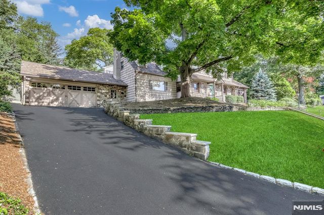 39 Hollis Drive, Ho-ho-kus, NJ 07423