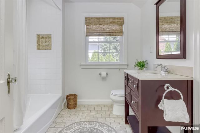 39 Hollis Drive, Ho-ho-kus, NJ 07423