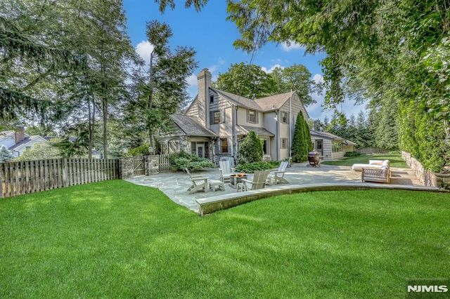 39 Hollis Drive, Ho-ho-kus, NJ 07423
