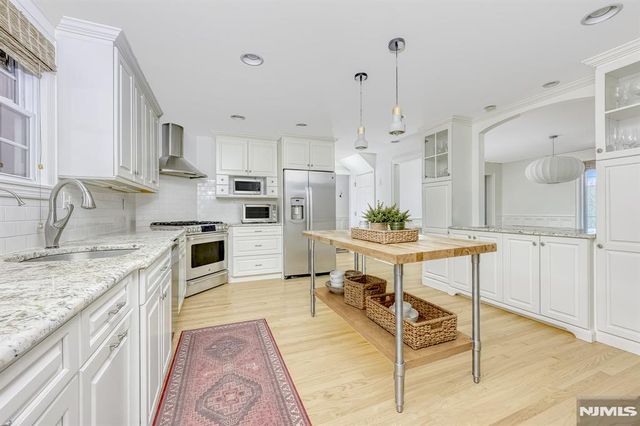39 Hollis Drive, Ho-ho-kus, NJ 07423