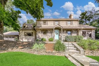 39 Hollis Drive, Ho-ho-kus, NJ 07423