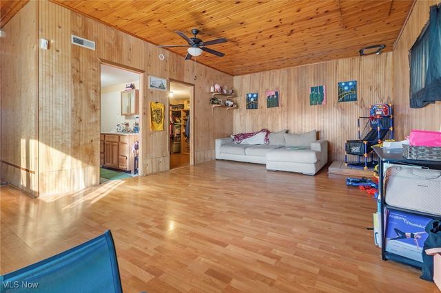 1046 W Ohio Avenue, Sebring, OH 44672