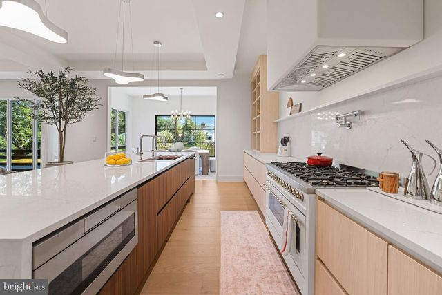 7421 MAGARITY RD, Falls Church, VA 22043