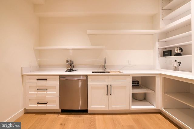 7421 MAGARITY RD, Falls Church, VA 22043