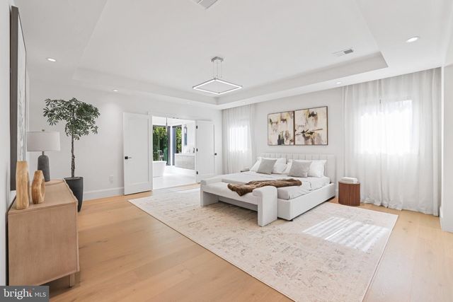 7421 MAGARITY RD, Falls Church, VA 22043