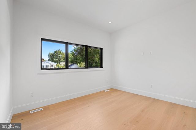 7421 MAGARITY RD, Falls Church, VA 22043