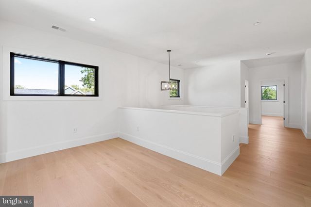 7421 MAGARITY RD, Falls Church, VA 22043
