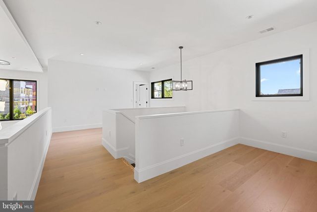 7421 MAGARITY RD, Falls Church, VA 22043