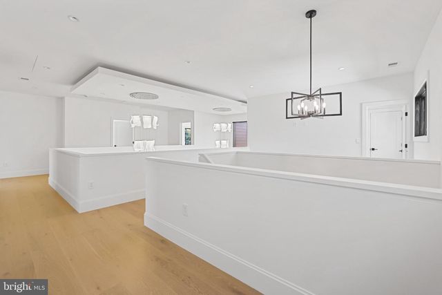 7421 MAGARITY RD, Falls Church, VA 22043