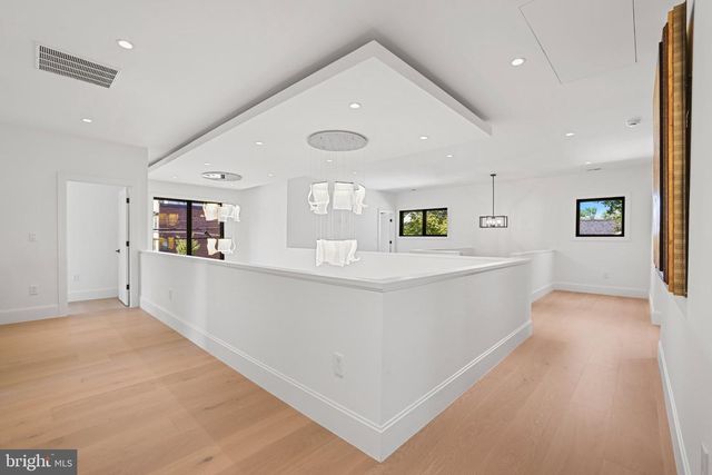 7421 MAGARITY RD, Falls Church, VA 22043