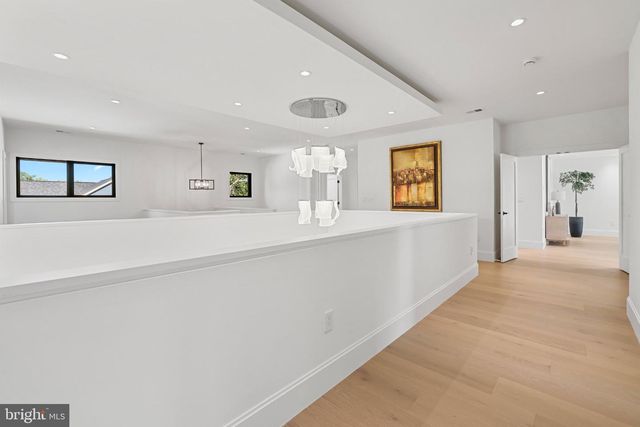 7421 MAGARITY RD, Falls Church, VA 22043
