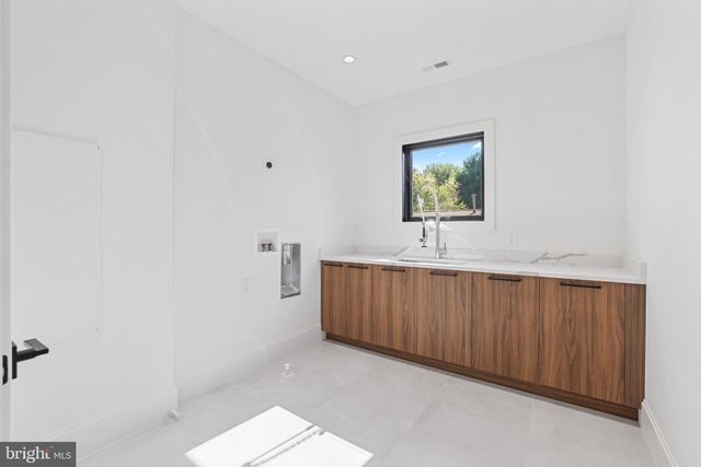 7421 MAGARITY RD, Falls Church, VA 22043