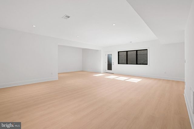 7421 MAGARITY RD, Falls Church, VA 22043