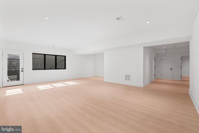 7421 MAGARITY RD, Falls Church, VA 22043