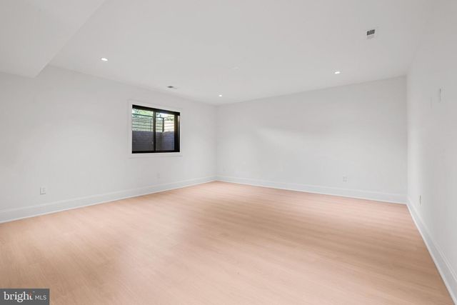 7421 MAGARITY RD, Falls Church, VA 22043
