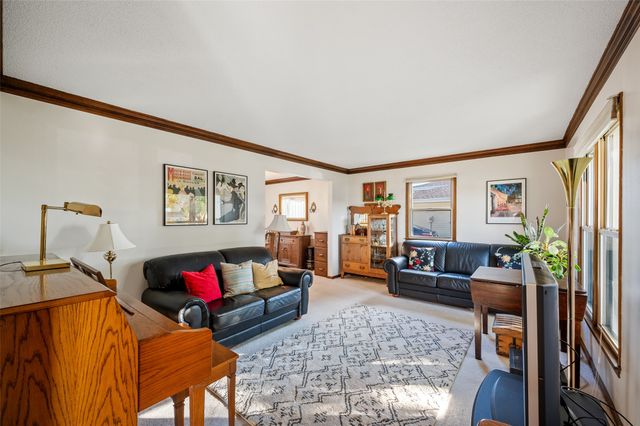 227 S Hickory Boulevard, Pleasant Hill, IA 50327