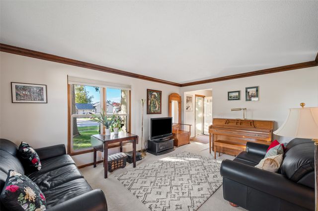 227 S Hickory Boulevard, Pleasant Hill, IA 50327