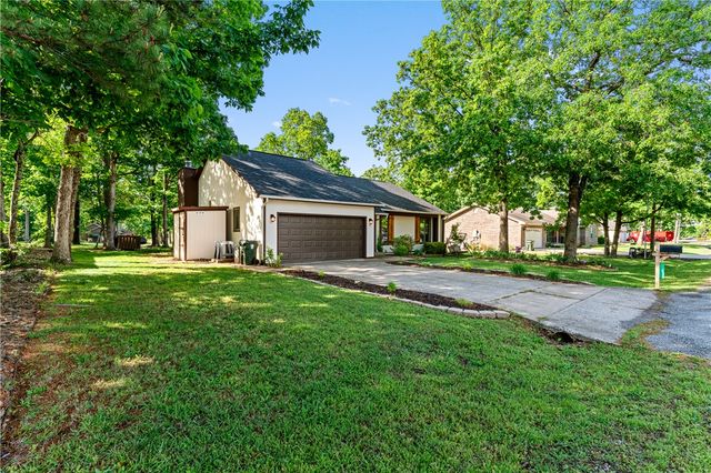 8 Hillcrest Drive, Eureka Springs, AR 72631