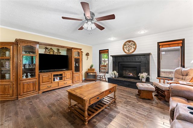 8 Hillcrest Drive, Eureka Springs, AR 72631