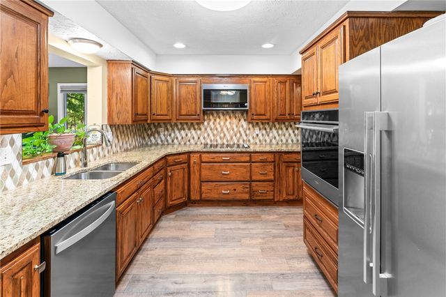 8 Hillcrest Drive, Eureka Springs, AR 72631