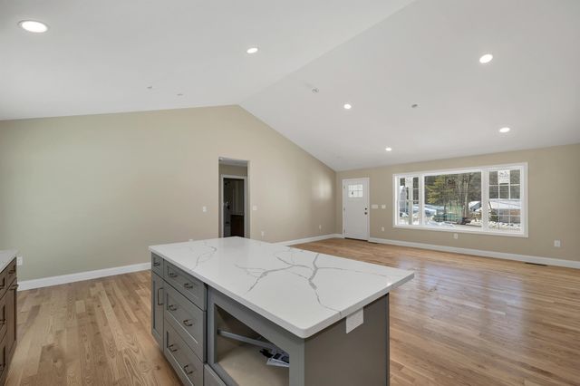 90 High Range Road, Londonderry, NH 03053