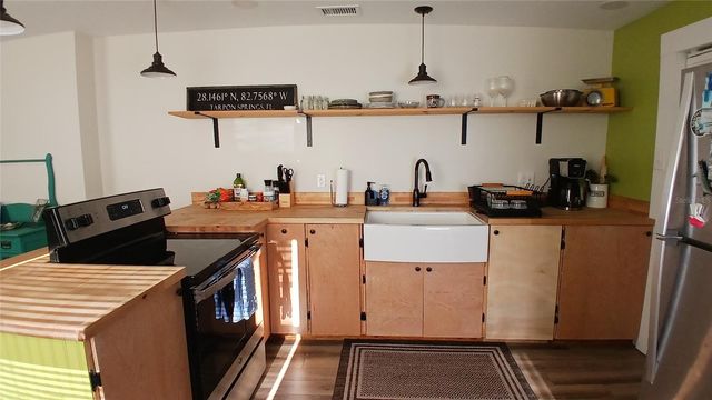 542 DIVISION STREET, Tarpon Springs, FL 34689