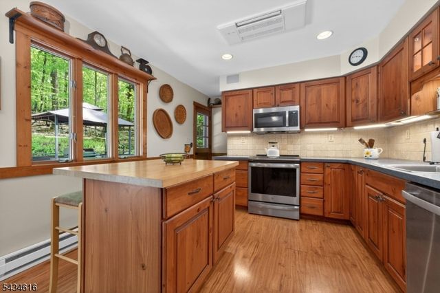 616 Woodglen Rd, Lebanon Twp., NJ 08826