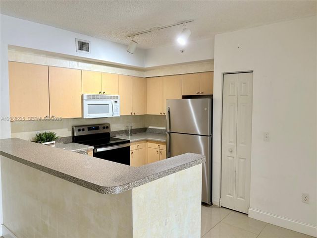 8030 N Nob Hill Road 105, Tamarac, FL 33321