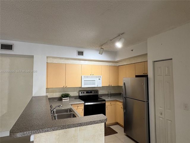 8030 N Nob Hill Road 105, Tamarac, FL 33321