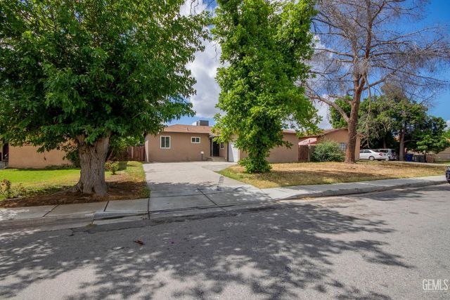 1917 Clark Avenue, Bakersfield, CA 93304