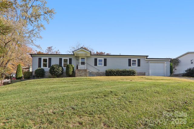 201 Cranbrook Circle, Hendersonville, NC 28792