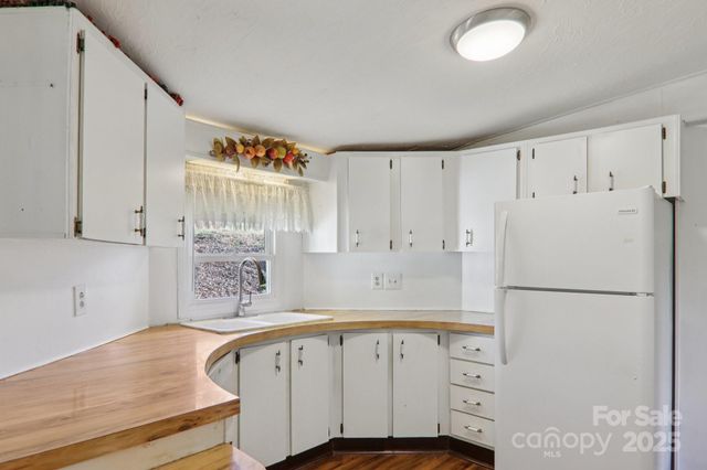 201 Cranbrook Circle, Hendersonville, NC 28792