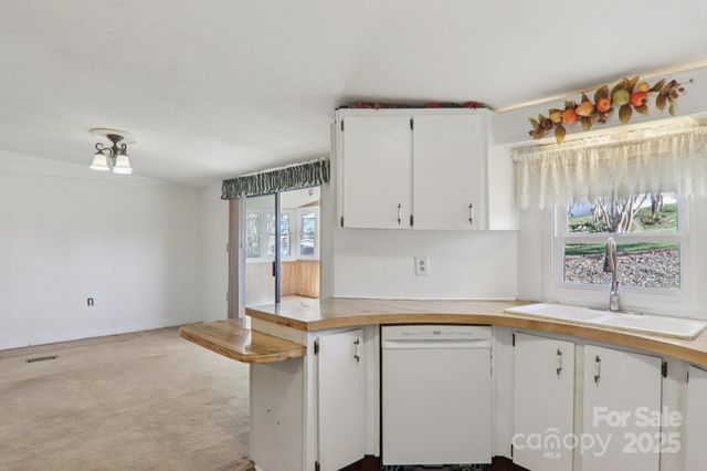 201 Cranbrook Circle, Hendersonville, NC 28792