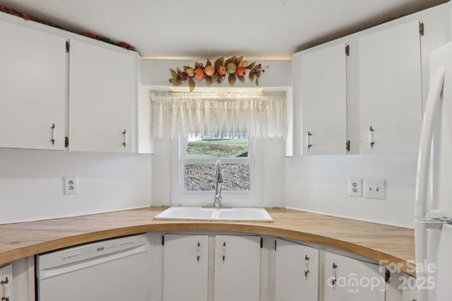 201 Cranbrook Circle, Hendersonville, NC 28792