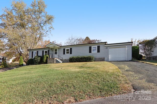 201 Cranbrook Circle, Hendersonville, NC 28792