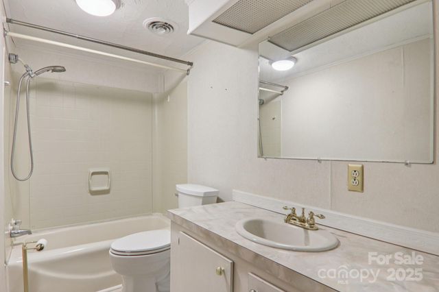 201 Cranbrook Circle, Hendersonville, NC 28792