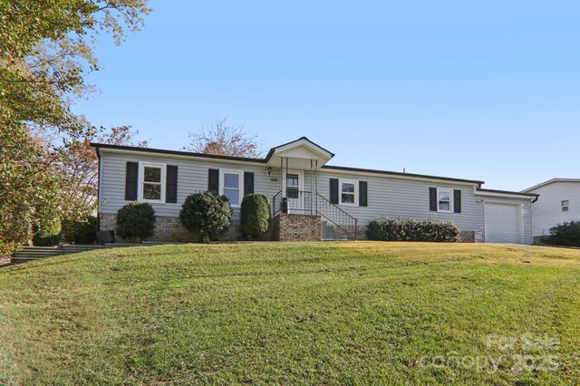 201 Cranbrook Circle, Hendersonville, NC 28792