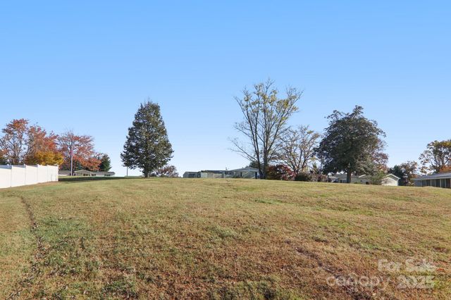 201 Cranbrook Circle, Hendersonville, NC 28792
