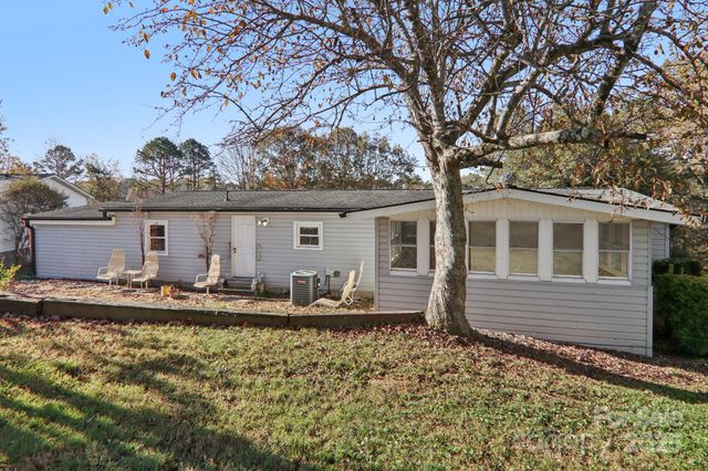 201 Cranbrook Circle, Hendersonville, NC 28792