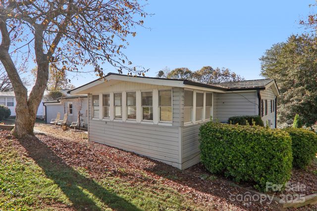 201 Cranbrook Circle, Hendersonville, NC 28792