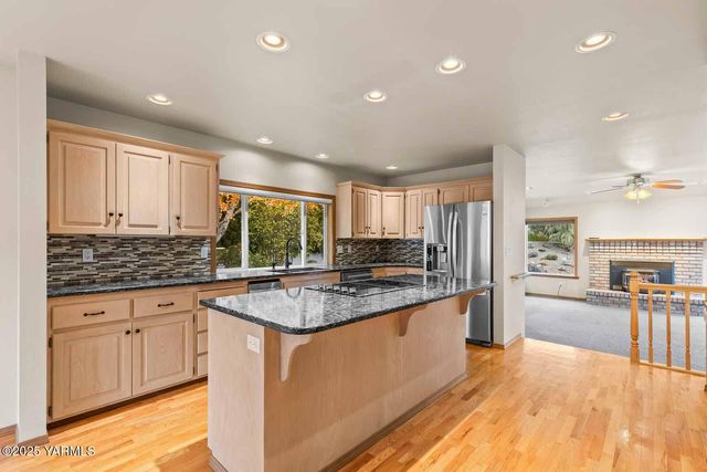 613 Friedline Rd, Yakima, WA 98908