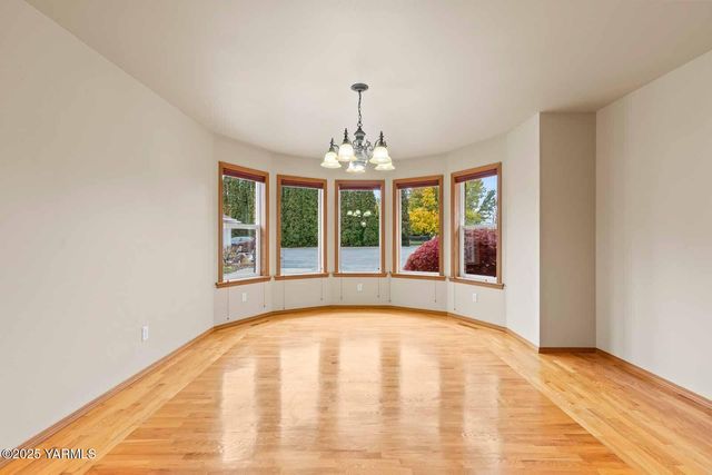 613 Friedline Rd, Yakima, WA 98908