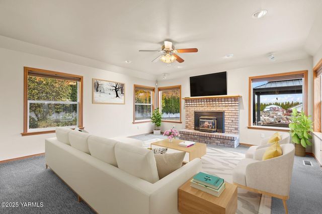 613 Friedline Rd, Yakima, WA 98908