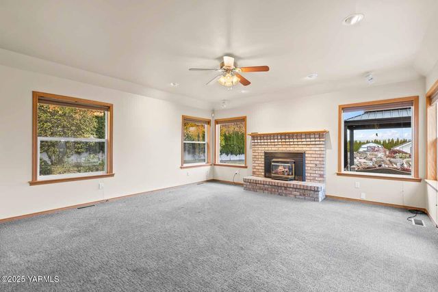 613 Friedline Rd, Yakima, WA 98908