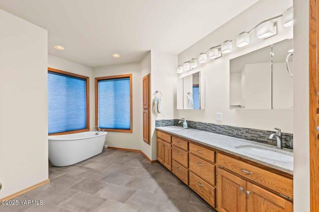 613 Friedline Rd, Yakima, WA 98908